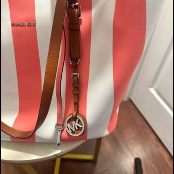 Michael Kors Jet Set Medium Striped Travel Tote in Coral White. - Picture 2 of 9